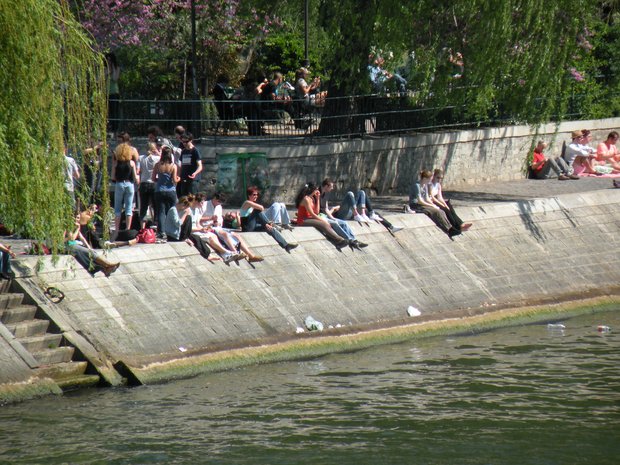  jeunes discutant su soleil, sur les berges de la Seine